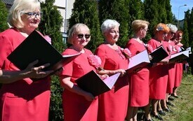 Seniorzy uczcili dzień małego kwiatka