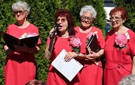 Seniorzy uczcili dzień małego kwiatka 