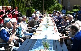 Seniorzy uczcili dzień małego kwiatka 