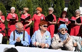 Seniorzy uczcili dzień małego kwiatka 