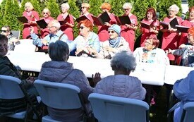 Seniorzy uczcili dzień małego kwiatka