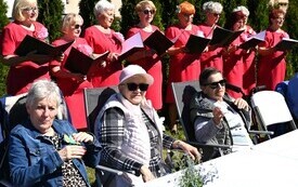 Seniorzy uczcili dzień małego kwiatka 