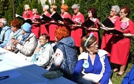 Seniorzy uczcili dzień małego kwiatka 