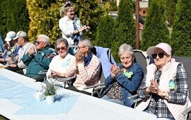 Seniorzy uczcili dzień małego kwiatka 