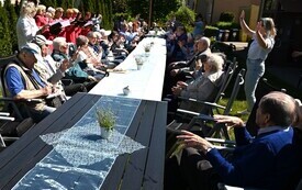 Seniorzy uczcili dzień małego kwiatka 