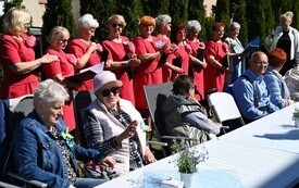 Seniorzy uczcili dzień małego kwiatka 