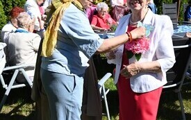 Seniorzy uczcili dzień małego kwiatka