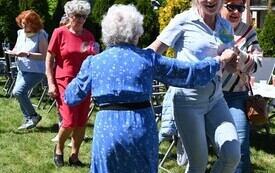 Seniorzy uczcili dzień małego kwiatka