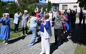 Seniorzy uczcili dzień małego kwiatka