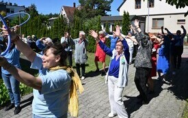 Seniorzy uczcili dzień małego kwiatka