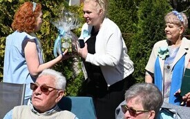Seniorzy uczcili dzień małego kwiatka 
