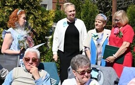 Seniorzy uczcili dzień małego kwiatka 