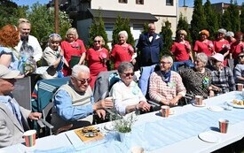 Seniorzy uczcili dzień małego kwiatka 