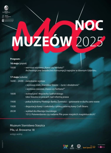 Plakat informujący o wydarzeniu pt Noc Muzeów 2025. NOC MUZEÓW 2025; Muzeum Stanisława Staszica, ul. Browarna 18; 16 – 17 maja 2025 r., godz. 16:00 – 24:00; Wystawa stała „Stanisław Staszic – życie i działalność”. „Kawa czy herbata?” Archeologiczne świade