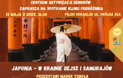 Plakat informujący o spotkaniu Klubu Podróznika pod tytułem 'Japonia - kraina gejsz i samurajów. Na plakacie mężczyzna w tradycyjnym japońskim stroju idzie wzdłuż kolumn z japońskim napisami. Plakat zawiera też informacji: Japonia – W krainie gejsz i samu